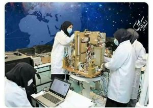 تصویری از زنان متخصص ایرانی در حال مونتاژ ماهواره